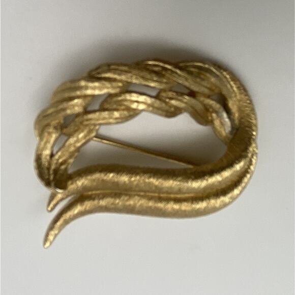 Vintage Monet Brushed Gold Tone Modernist Twisted Leaf Costume Brooch - Picture 2 of 12